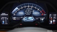 Instrumen cluster Lamborghini Sian, karena ini mobil hybrid, ada informasi mengenai elektrikalnya.