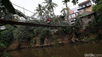 Hal ini berpotensi membahayakan warga yang menyeberang.