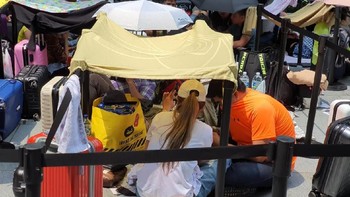 Segala bekal tampak dibawa mereka, mulai dari makanan dan minuman. Foto: detikINET/Adi Fida Rahman