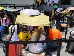 Panas Terik Tak Halangi Apple Fanboy Antre iPhone 11