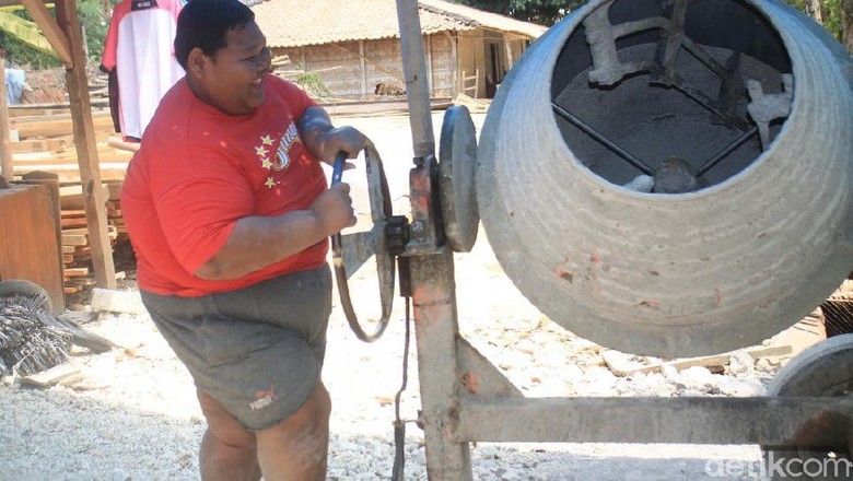 Sungadi, Pria Asal Sragen Ini Berbobot 140 Kg Sungadi, Pria Asal Sragen Ini Berbobot 140 Kg