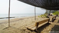 Pantai Nipah-nipah cocok banget buat melepas lelah. Duduk-duduk sambil melihat lautan tak pernah senikmat ini. (Wahyu Setyo/detikcom)