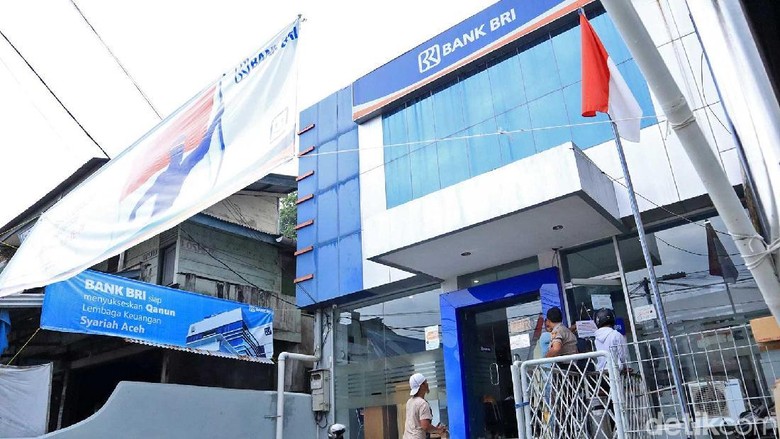 Warga yang mengantre ATM di Bank BRI Sinabang (Randy/detikcom) Warga yang mengantre ATM di Bank BRI Sinabang (Randy/detikcom)