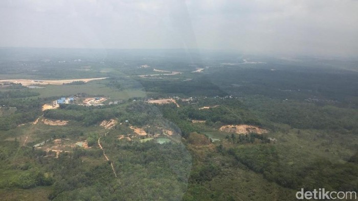 Menhub Budi Karya Sumadi meninjau lokasi calon ibu kota baru di Samboja, Kabupaten Kutai Kartanegara dengan menggunakan helikopter.