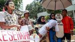 Aksi Teatrikal Ramaikan Demo di Depan Gedung Kemenkes