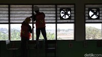 Sejumlah siswa SMK Negeri 4 Jakarta Utara memasang penyaring udara di ruangan kelas SDN Cilincing 07 Pagi, Jakarta, Kamis (19/9/2019).