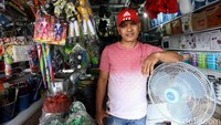 Sedangkan saat melayani transfer ke bank lain, Taufik dapat meraup untung hingga Rp 15.000 satu kali transaksi.