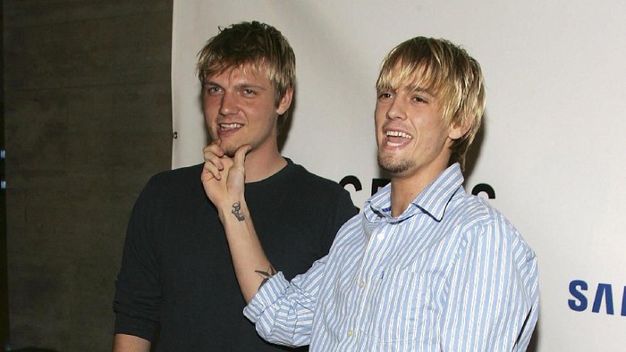382292 02: Singer Nick Carter arrives with brother Aaron Carter at the Backstreet Boys 