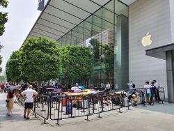 Panas Terik Tak Halangi Apple Fanboy Antre iPhone 11