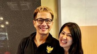 Saking kompaknya, Aida dan Delon lagi-lagi memakai baju dengan warna senada, warna hitam sambil memberikan kue ulang tahun untuk Delon. Foto: Instagram @aimutz