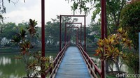 Ada jembatan kayu yang melintasi danau ini. Cocok buat kamu yang hobi foto-foto. (Foto: Wahyu Setyo Widodo/detikcom)