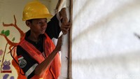 Filter udara yang dipasang di SDN Cilincing itu menggunakan bahan seperti dakron untuk menutip ventilasi udara di dalam kelas.