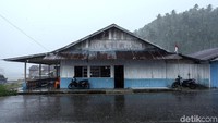 Rumah kayu yang dibangun warga itu pun juga menjadi saksi kehidupan warga di pulau tersebut yang harus bersahabat dengan kondisi alam.