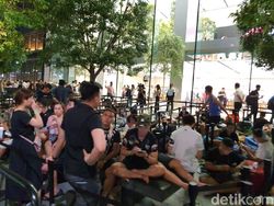 Rela Begadang Demi iPhone 11 di Singapura