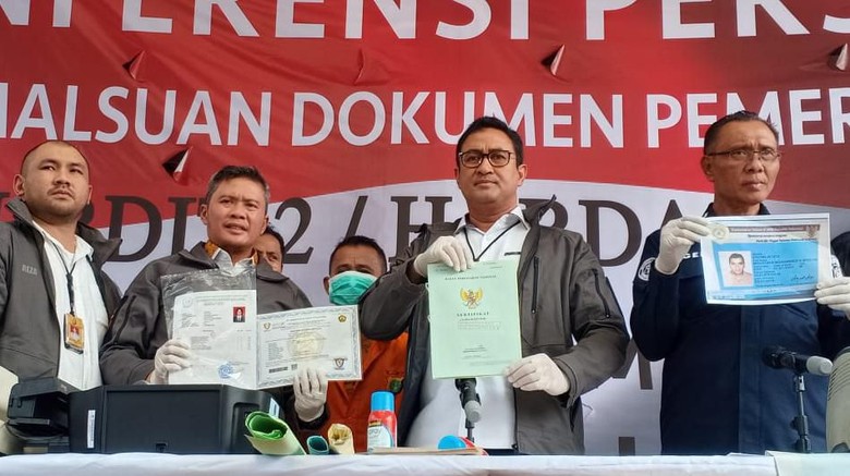 Polisi Tangkap Pelaku Pemalsuan okumen Terkait Mafia Properti Polisi Tangkap Pelaku Pemalsuan okumen Terkait Mafia Properti