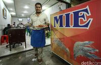Pak Adnan, pemilik dan koki Mie Sinan (Rifkianto/detikcom)