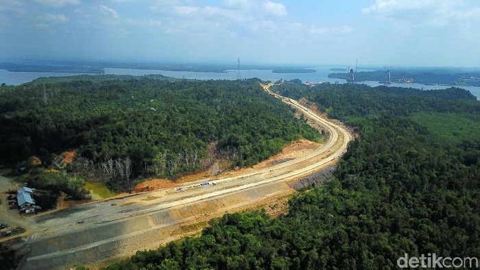 Penajam yang telah ditetapkan sebagai calon pengganti ibu kota ternyata memiliki jembatan dengan panorama yang indah berikut potretnya dari ketinggian.