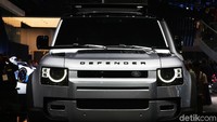 Land Rover Defender di pameran Frankfurt Motor Show. Ada beberapa model Defender yakni Defender 110 dengan konfigurasi jok 5+2 dan Defender 90 (cukup untuk 6 penumpang) serta model lain untuk kendaraan komersial.