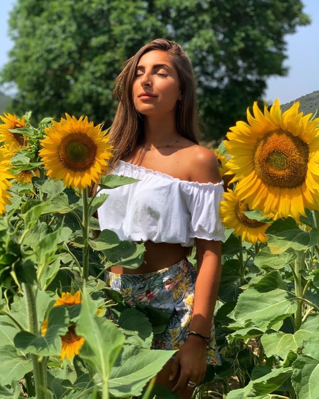 Gayanya pernah menjadi sensasi saat Sara tampil berani, topless, di media sosial ketika berada di kebun bunga matahari. Foto: Instagram