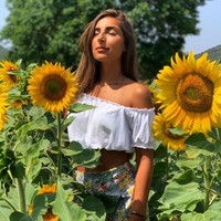 Gayanya pernah menjadi sensasi saat Sara tampil berani, topless, di media sosial ketika berada di kebun bunga matahari. Foto: Instagram