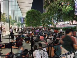 Rela Begadang Demi iPhone 11 di Singapura