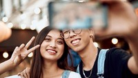 Posting Foto Pose Seperti Ini Berbahaya, Sidik Jari Bisa Dicuri