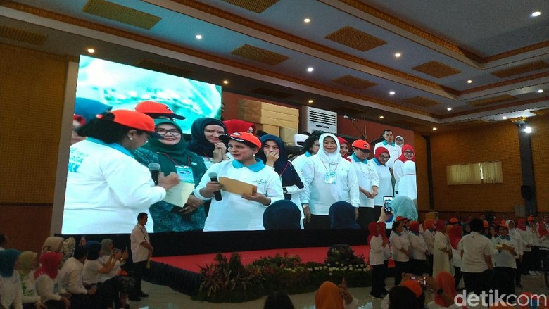 Iriana Jokowi Bagi-bagi Sepeda Sembari Edukasi Sampah Plastik Iriana Jokowi Bagi-bagi Sepeda Sembari Edukasi Sampah Plastik
