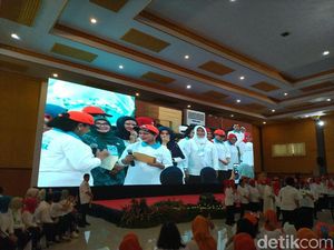 Iriana Jokowi Bagi-bagi Sepeda Sembari Edukasi Sampah Plastik