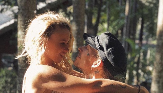 Tak hanya foto seksi, Sally pun kerap membagi foto-foto kemesraan dengan suaminya. Seperti dalam foto ini, Sally berpose di atas pangkuan sang suami bernama Mitch yang juga seorang selebgram.  Foto: Instagram @sallymustang