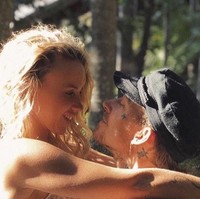 Tak hanya foto seksi, Sally pun kerap membagi foto-foto kemesraan dengan suaminya. Seperti dalam foto ini, Sally berpose di atas pangkuan sang suami bernama Mitch yang juga seorang selebgram.  Foto: Instagram @sallymustang