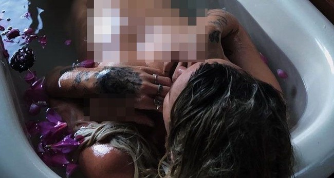 Inilah postingan foto yang membuat akun Instagram Sally ditutup. Dalam foto ini, ia tidak mengenakan busana dan memamerkan perut hamilnya di Instagram. Oleh Instagram, foto ini dianggap mengandung konten seksual.  Foto: Instagram @sallymustang