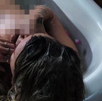 Inilah postingan foto yang membuat akun Instagram Sally ditutup. Dalam foto ini, ia tidak mengenakan busana dan memamerkan perut hamilnya di Instagram. Oleh Instagram, foto ini dianggap mengandung konten seksual.  Foto: Instagram @sallymustang