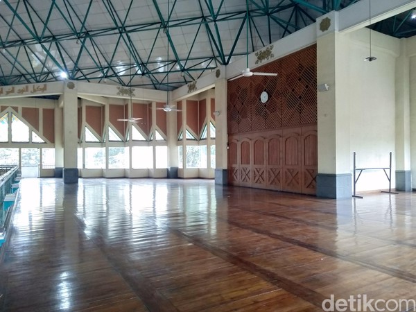 Namun sekarang, gedung tersebut sudah berganti jadi bangunan Masjid Al Ukhuwah. Sebelum jadi masjid, Loji sempat beralih fungsi jadi Graha Pancasila. (Dony Indra Ramadhan/detikcom) Namun sekarang, gedung tersebut sudah berganti jadi bangunan Masjid Al Ukhuwah. Sebelum jadi masjid, Loji sempat beralih fungsi jadi Graha Pancasila. (Dony Indra Ramadhan/detikcom)