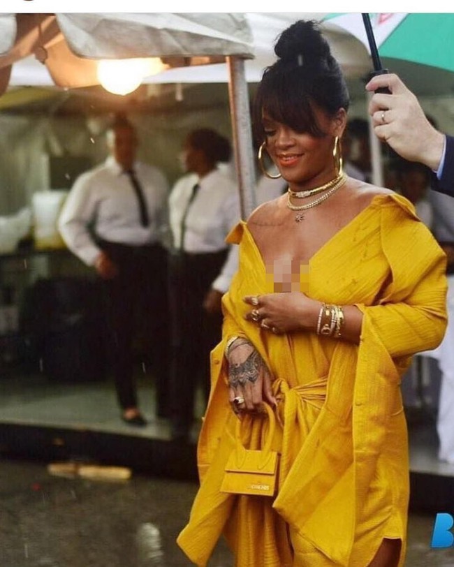 Tas kecil yang dipakai Rihanna ini kembali mencuri perhatian saat diirlis di Paris Fashion Week 2019. Saat diperlihatkan kepada publik, tak sedikit komentar pedas datang pada Jacquemus karena merilis tas yang super mini dan hanya bisa muat untuk benda sangat kecil seperti koin atau air pods, namun harganya mencapai jutaan rupiah. Foto: Instagram