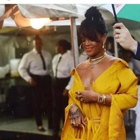 Tas kecil yang dipakai Rihanna ini kembali mencuri perhatian saat diirlis di Paris Fashion Week 2019. Saat diperlihatkan kepada publik, tak sedikit komentar pedas datang pada Jacquemus karena merilis tas yang super mini dan hanya bisa muat untuk benda sangat kecil seperti koin atau air pods, namun harganya mencapai jutaan rupiah. Foto: Instagram