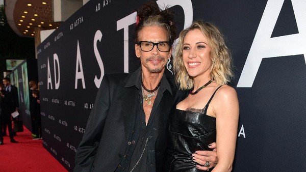 Jangan Iri! Steven Tyler Cium Pacarnya yang 41 Tahun Lebih Muda