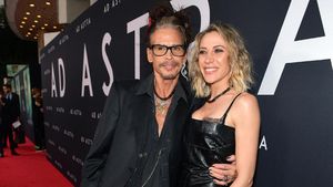 Jangan Iri! Steven Tyler Cium Pacarnya yang 41 Tahun Lebih Muda