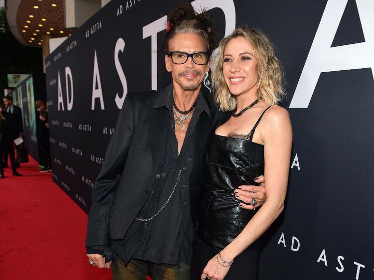 Jangan Iri! Steven Tyler Cium Pacarnya yang 41 Tahun Lebih Muda
