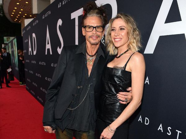 Jangan Iri! Steven Tyler Cium Pacarnya yang 41 Tahun Lebih Muda
