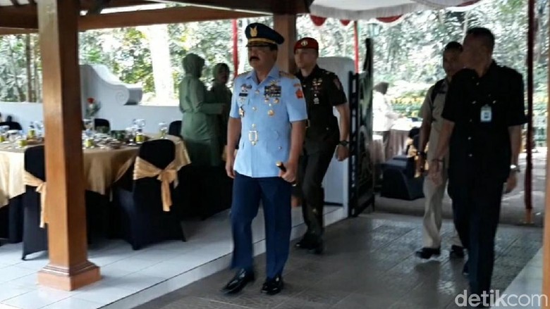 Panglima TNI Berziarah ke Makam Soeharto Panglima TNI Berziarah ke Makam Soeharto
