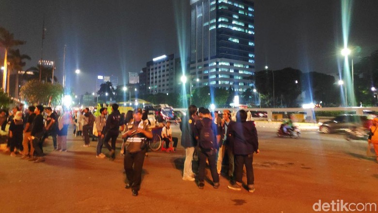 Massa Tolak RUU KUHP Bubar, Lalin Depan DPR Kembali Dibuka Massa Tolak RUU KUHP Bubar, Lalin Depan DPR Kembali Dibuka