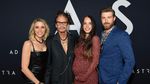 Jangan Iri! Steven Tyler Cium Pacarnya yang 41 Tahun Lebih Muda