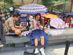 Panas Terik Tak Halangi Apple Fanboy Antre iPhone 11