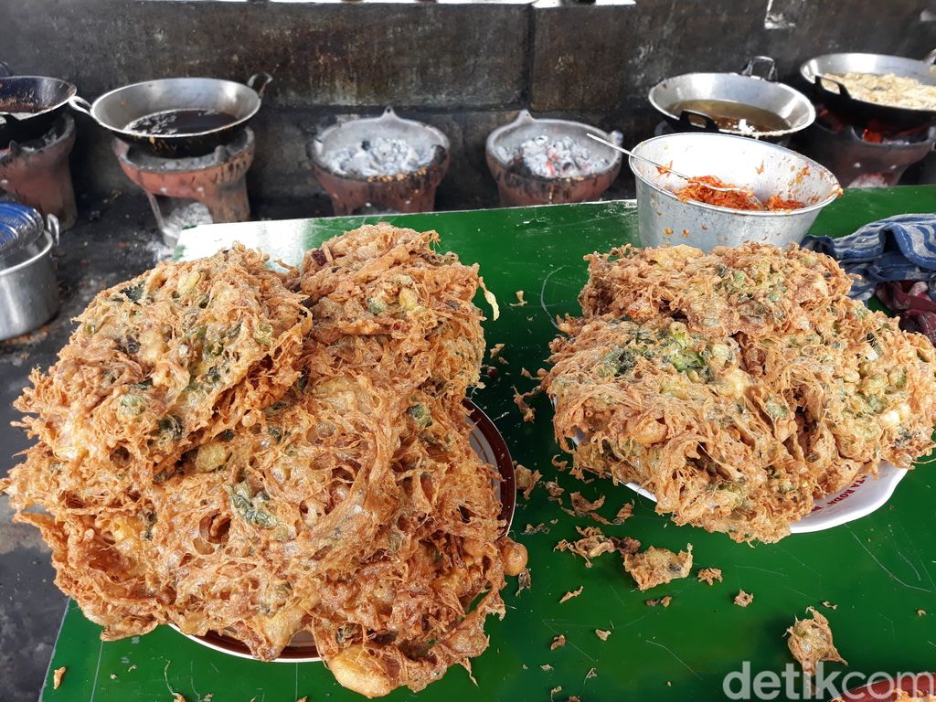 telur dadar di warung pojok mbak Yuni