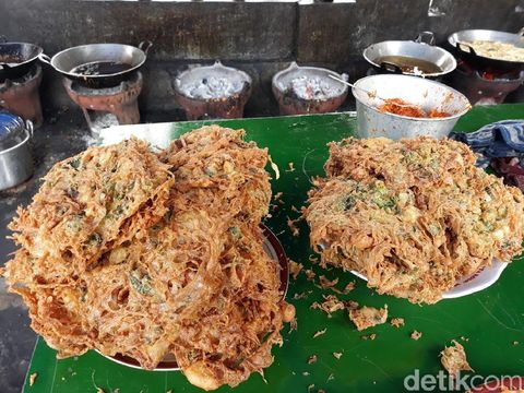 telur dadar di warung pojok mbak Yuni