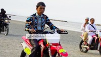 Ia juga pernah terlihat mengendarai motor trail diikuti beberapa jamaah di belakangnya. Foto: Screenshot Instagram Ustaz Abdul Somad