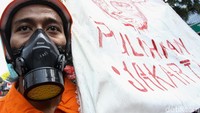 Peserta aksi berjumlah hingga ratusan orang.