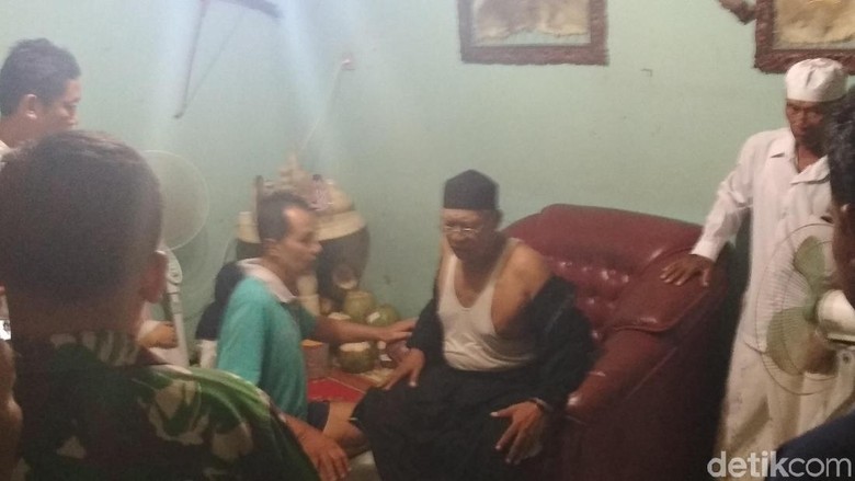 Selesai Tapa Pendhem, Rumah Mbah Pani Didatangi Warga Selesai Tapa Pendhem, Rumah Mbah Pani Didatangi Warga