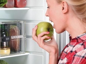Pria Ini Pasang Brankas di Kulkas Agar Makanannya Tak Dicuri Tunangannya