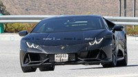 Lari ke bagian fender eapan, lubang sirkulasi udara tampak besar tidak membuang ciri khas dari Lamborghini. Sehingga desain yang aerodinamis akan terasa di setiap sudut. Foto: Pool (Motor1)